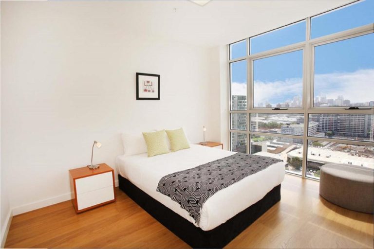 This spacious apartment includes 1 living room, 3 separate bedrooms and 2 bathrooms with a walk-in shower and free toiletries. In the well-fitted kitchen, guests will find a stovetop, a refrigerator, a dishwasher and kitchenware. The air-conditioned apartment offers a flat-screen TV with cable channels, a washing machine, a coffee machine, a seating area as well as city views. The unit has 4 beds