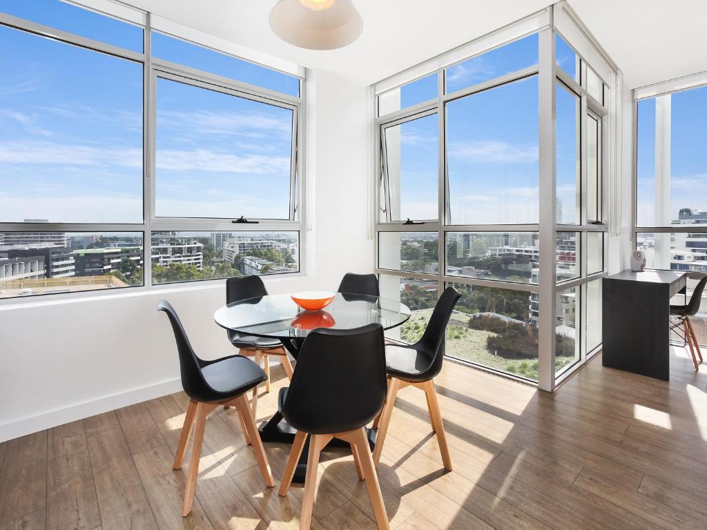 As the Sun Sets - Modern and Spacious 2BR Zetland Apartment Facing the Setting Sun view