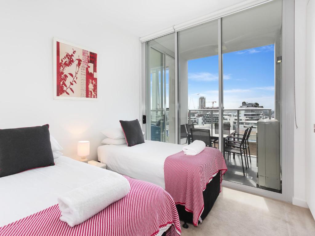 As the Sun Sets - Modern and Spacious 2BR Zetland Apartment room
